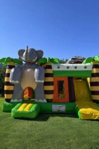 Château gonflable Jungle installé en extérieur