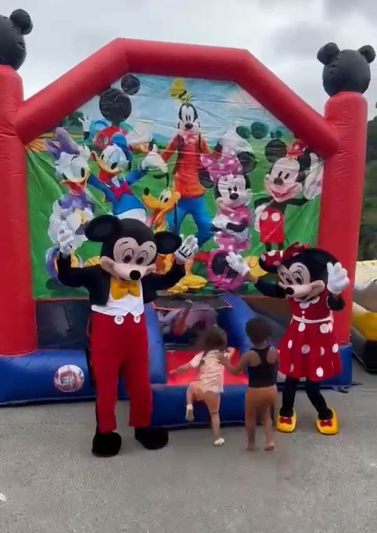 ph chateau mickey et 2 mascottes