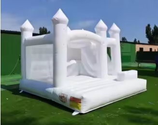 chateau blanc avec trampoline Nice